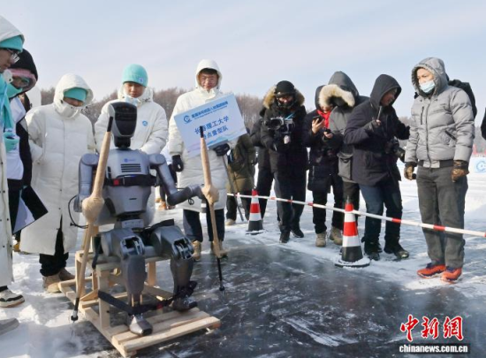 1��10���������L����һ���C���˱�ѩِ�У��C�������������ϓ]��ѩ�����ڱ����ϊ^�����С���������ӛ�� ���� �z