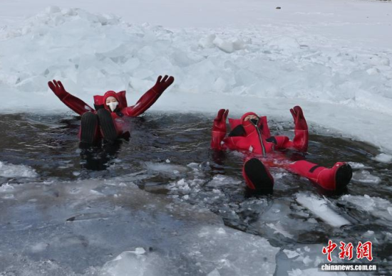 2��5��������ʡ�L������һ헪��صı����Ŀ���������ο�ǰ���w����ڇ�������У����c��������Ŀ�ļtɫ�����b������ȻƯ���ڱ���֮�ϣ����܄e�µı�ѩ��Ȥ�������� �z