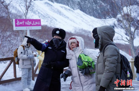 ���軨Ů�Ӿ���(w��)�(du��)���ڜ�Ȫ�V��(ch��ng)���ο�ָ�����[·�������w�� �z