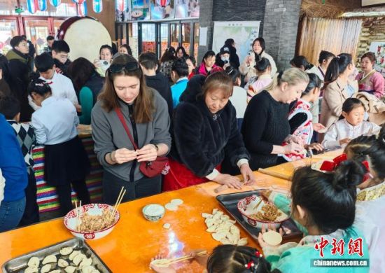 3��8�գ����ְ��D�����_˹�ο��w����ӡ��w���� �z