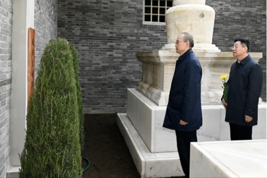 4��5����ʡί��(sh��)ӛ�S��(qi��ng)���w��־��܊�o(j��)���^����Ӣ�ң�׷˼����Ӣ�۲��๦������?y��n)�����?d��)���������ź͇�(gu��)�Ҹ���(qi��ng)��Ӣ�«I(xi��n)���ĸ��������¾���